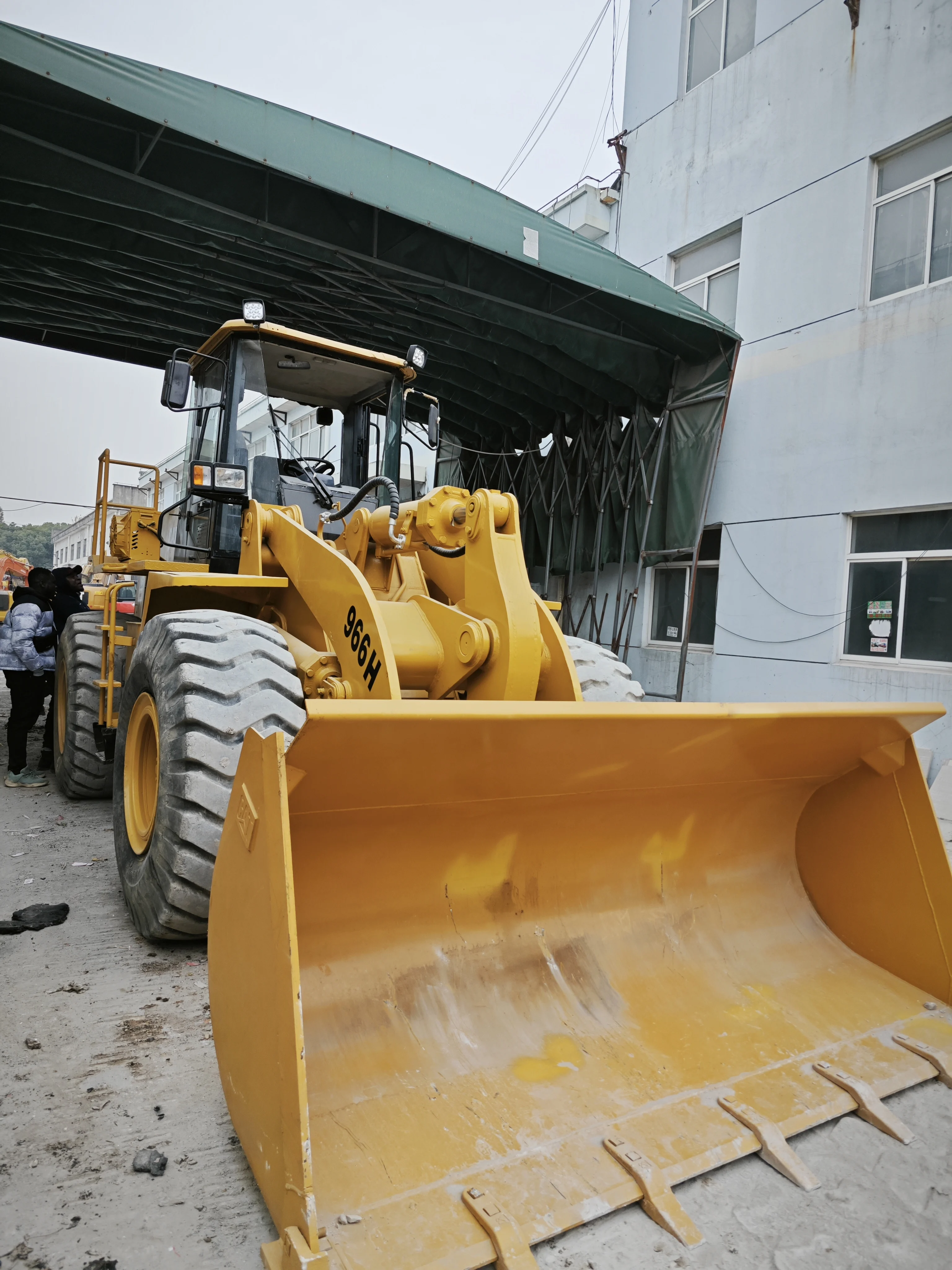 Construction Machinery: 6.5 Ton Heavy-Duty Loader Featuring Large Capacity Bucket & Strong Robust Tires for Building Works