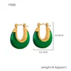 Pendientes F998 de resina verde con detalles dorados.
