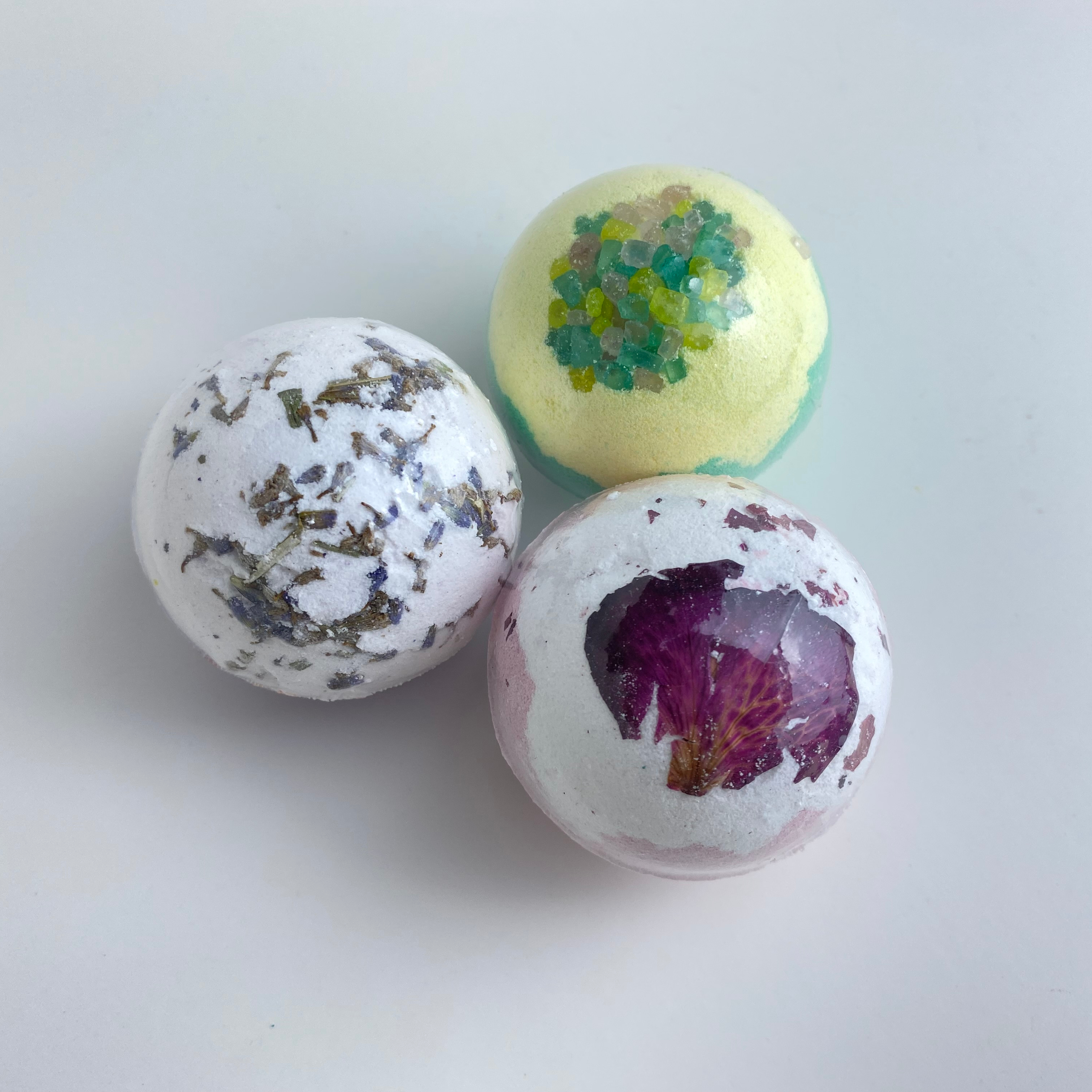 Wholesale skin care relaxation essential oil bath bomb set  lavender jewelry inside surprise cute unique fun vegan bath bombs