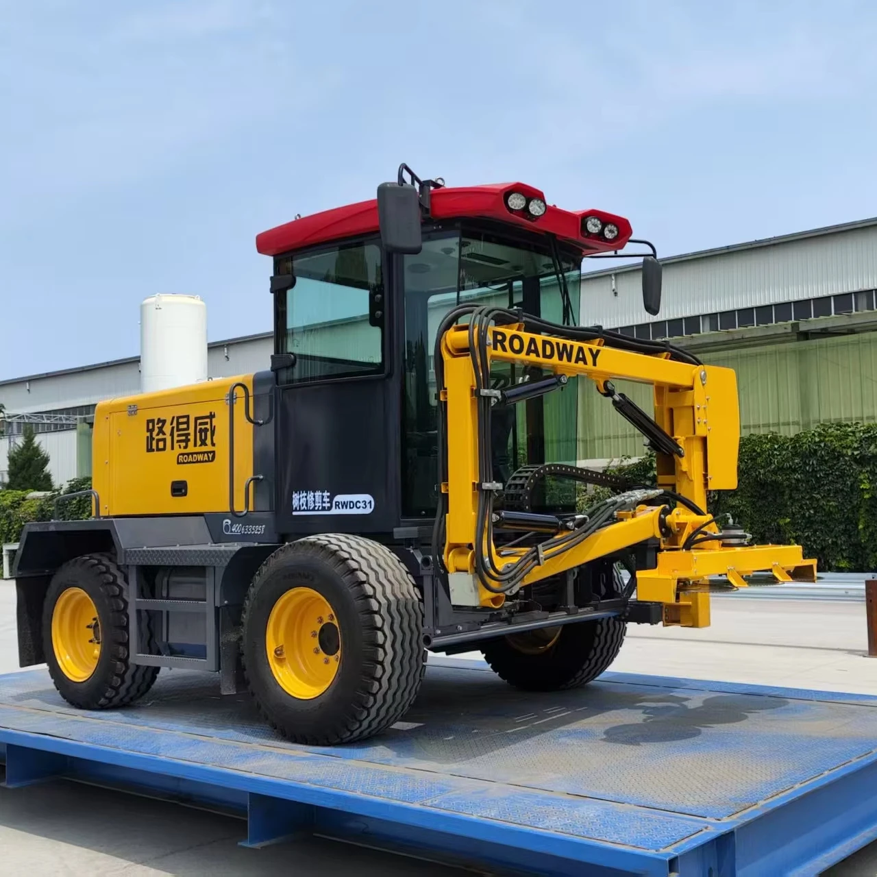 RWDC31 Boom Mower 36.8kw Four Cylinder Diesel Engine Road Slope Hedge Trimmer 1360mm Custom Cutting Width Highway Ditch Bush