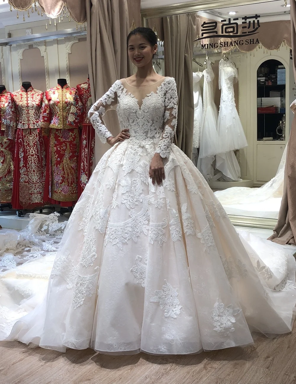 Luxury Lace Wedding Dress Royal Train 