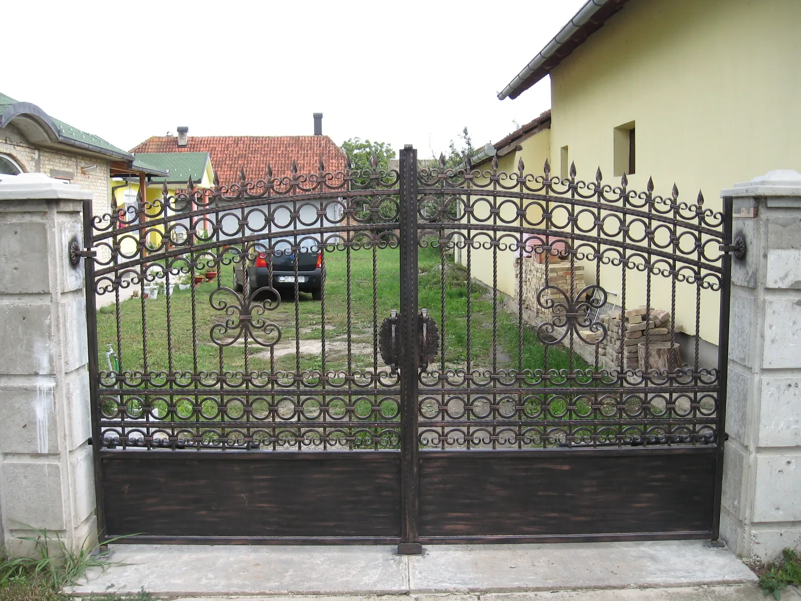Simple Cast Iron Gate Grill Design for Garden