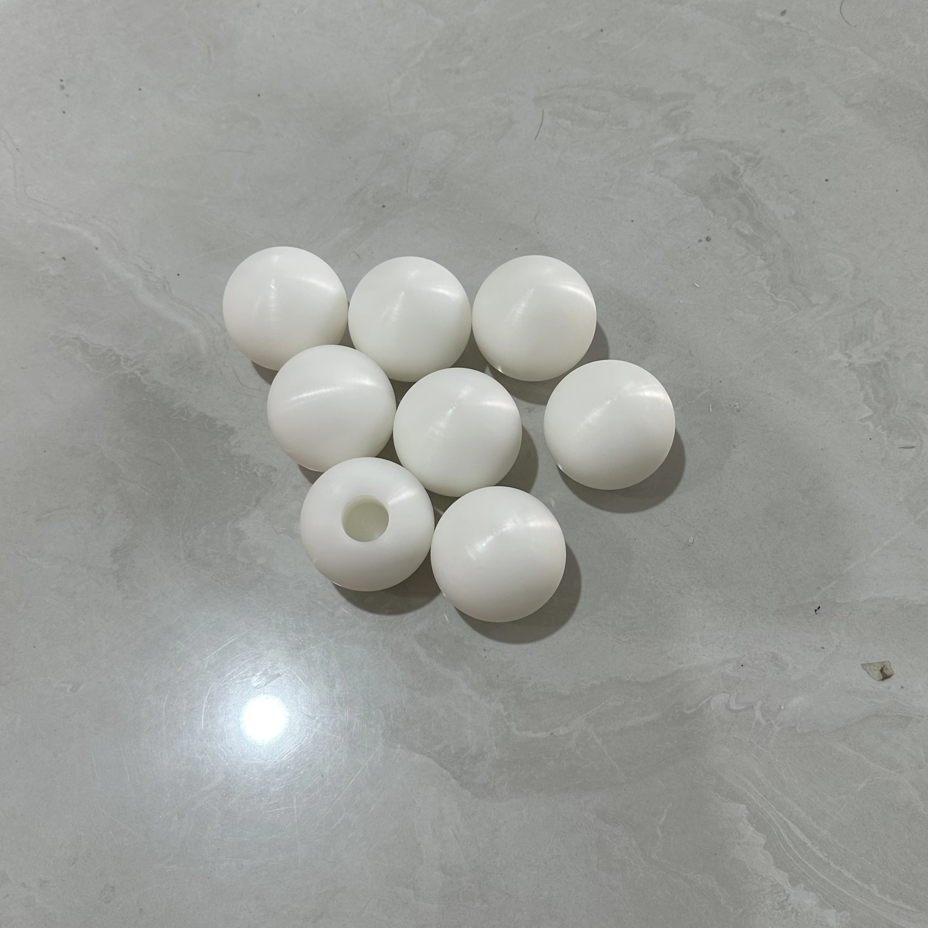 Kozelo Lot De 200 Billes De Roulement En Plastique PP Solide - 7 Mm - Roulements à Billes Solides De Précision Pour Bouteilles De Maquillage, Roulements à Faible Charge, Appareils De Laboratoire