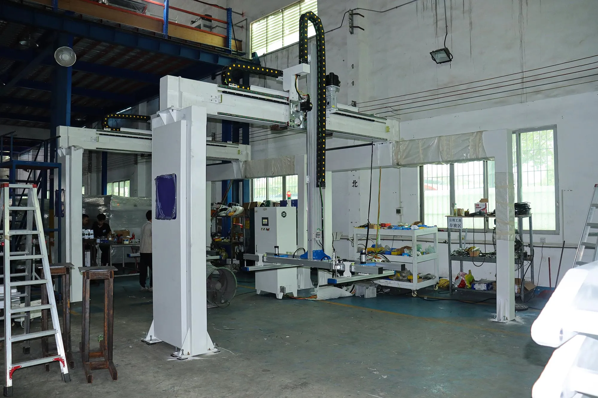 Hongrui Other Woodworking Machinery Automatic Vacuum Panel And Door Gantry Loading Sucking Machine Lifter Machine