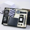 Set da 9 pezzi: orologio nero, cinturino in pelle, portafoglio, cravatta, fermacravatta, polsini