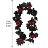 Hojas de arce negras y enredaderas de rosas rojas.