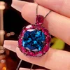 Colgante de cristal azul puntiagudo con cadena de eslabones.