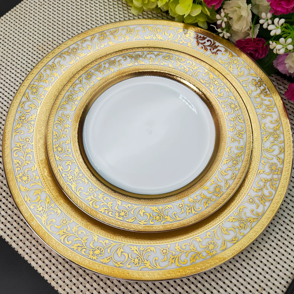 Embossed Gold Dinner Set of Both Porcelain and Bone China in Luxury Style