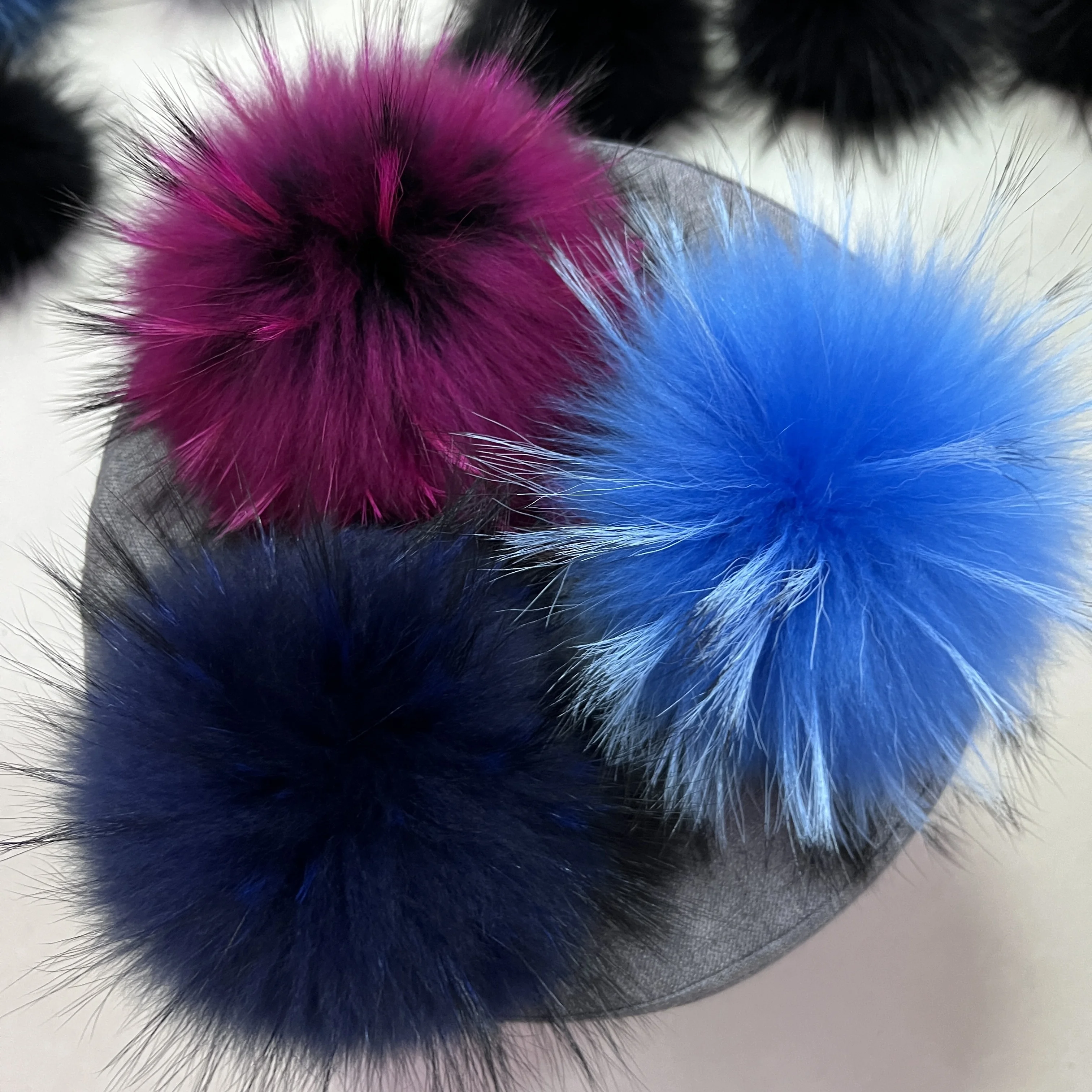 Оптовая продажа с фабрики Меховые помпоны для шапки 15 см пушистые Помпоны из натурального меха енота большие