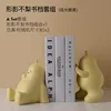 Ensemble de livres indissociable d'un jaune mat ombre.