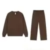 Conjunto de sudadera marrón de cuello redondo y pantalón de corte recto.