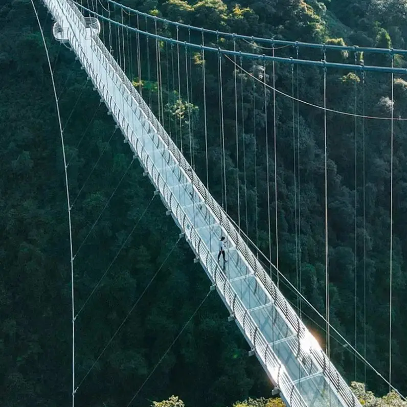 Туристическое горное живописное место для активного отдыха и приключений подвеска skywalk дно стеклянный пол дорожка небесный мост с эффектом взрыва