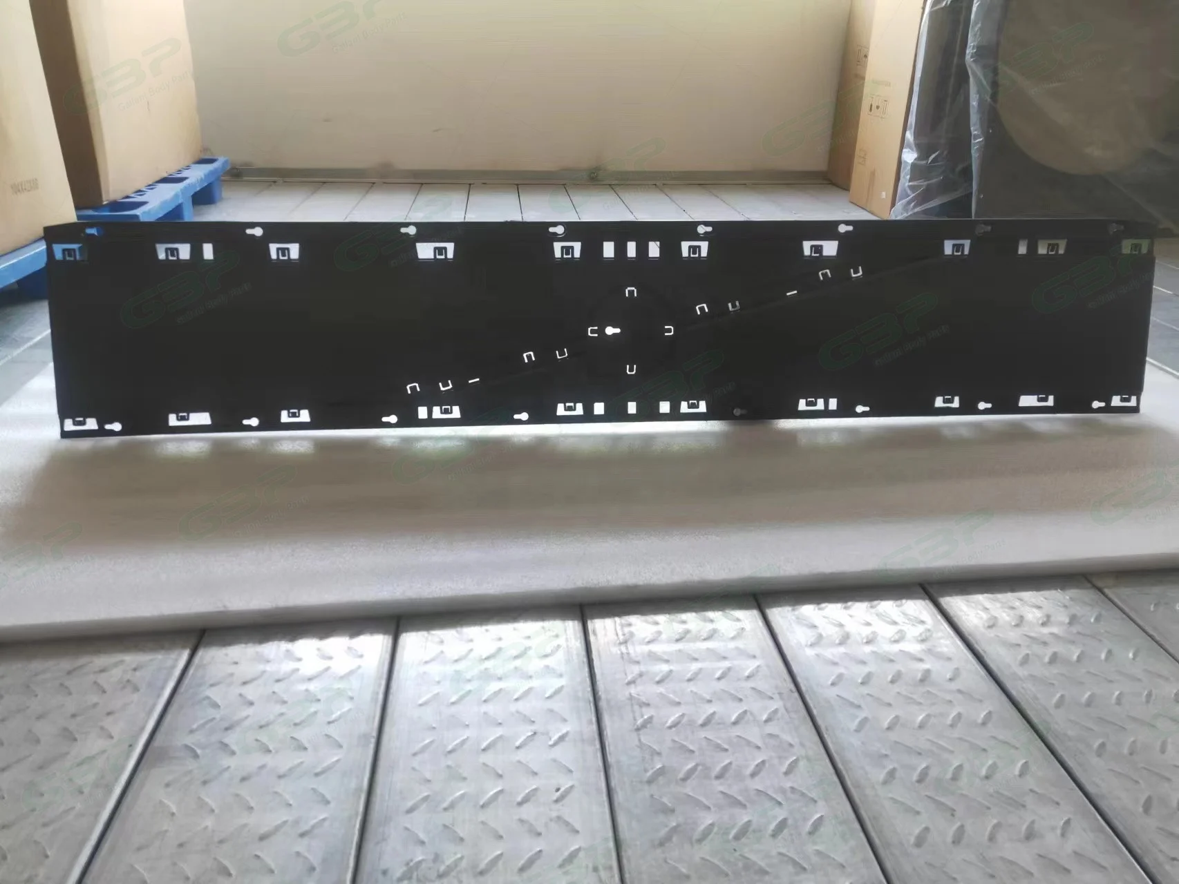 PANEL WITHOUT STRIP and LOGO OEM UNCERTAIN for VOLVO FH EUROPEAN TRUCK