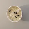 Agua con azúcar y arroz de sésamo negro.