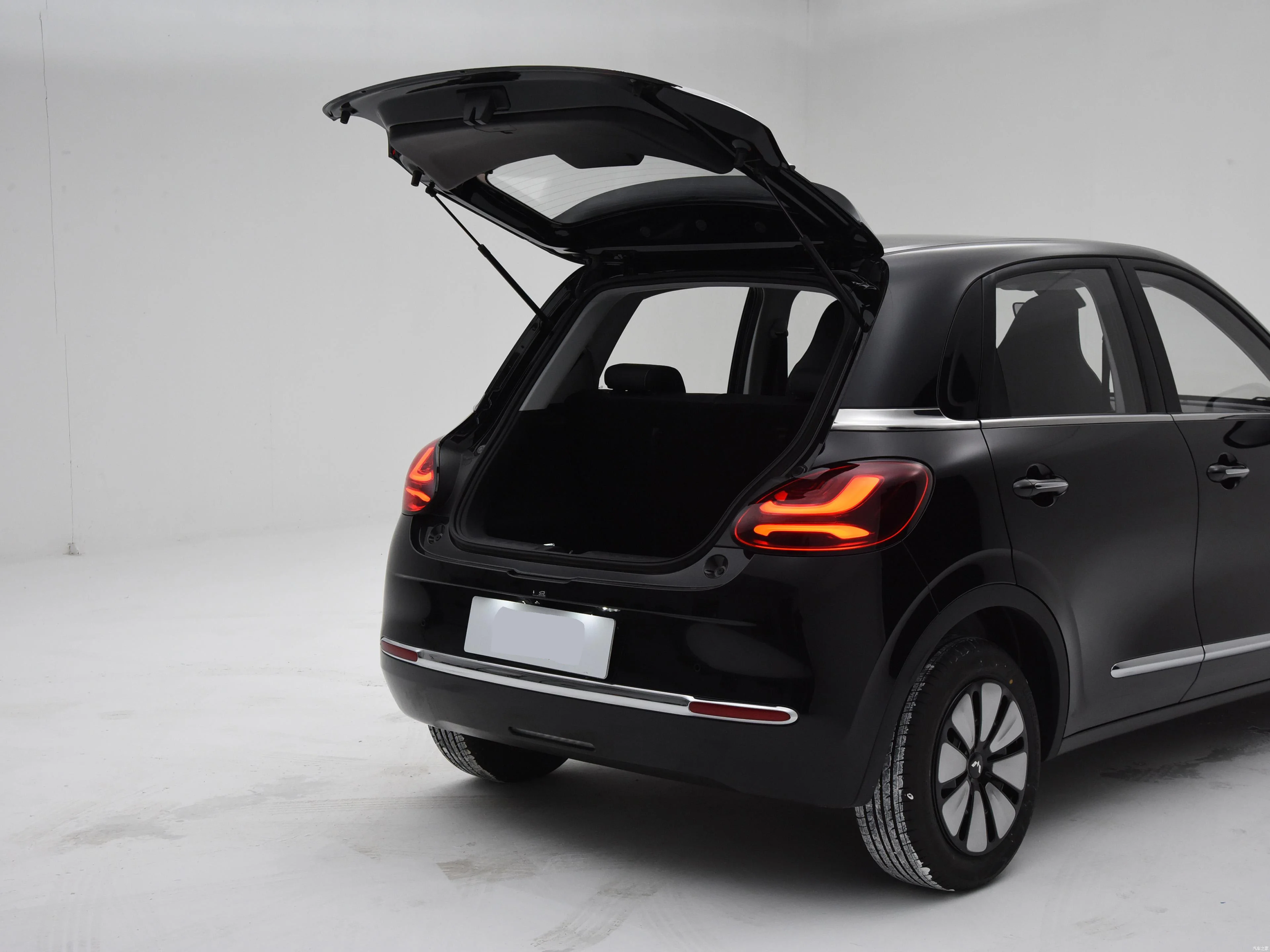 Cheap Wuling Motor Bingo 4 Seats Long Range New Energy Battery Electric