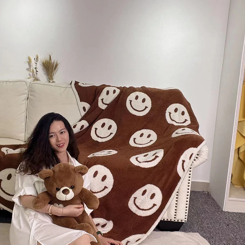 Оптовая продажа роскошного простого большого толстого мягкого вязаного одеяла с принтом улыбки для зимнего дивана, украшения дома