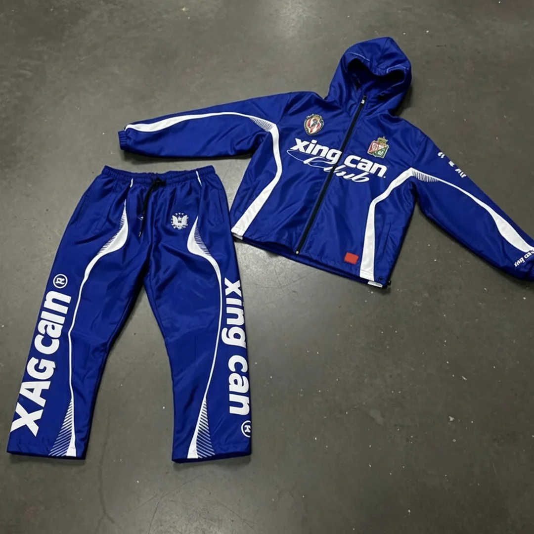 Fabriekspesifieke mans vintage straat hooded tracksuit, badge geborduurde ritssakkie + skermgedrukte lang broek sportklere OEM