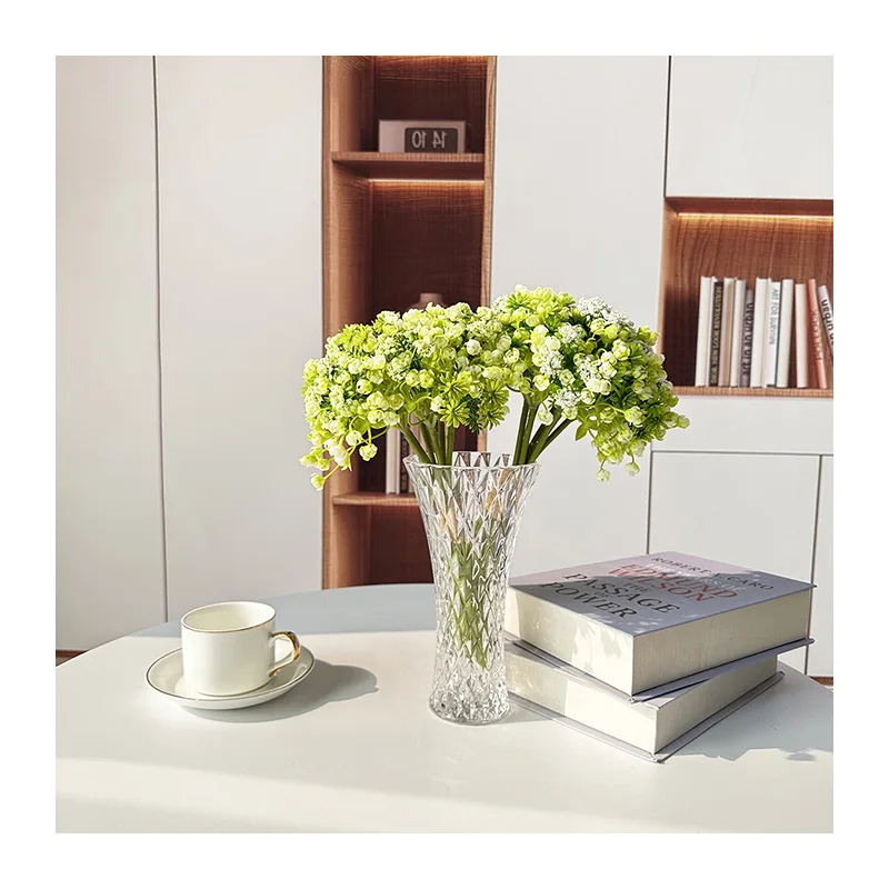 Verwerp jou vriende met lewensgroot-vyse hydrangea in 'n vaas