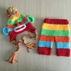 sombrero de mono a rayas con pantalón