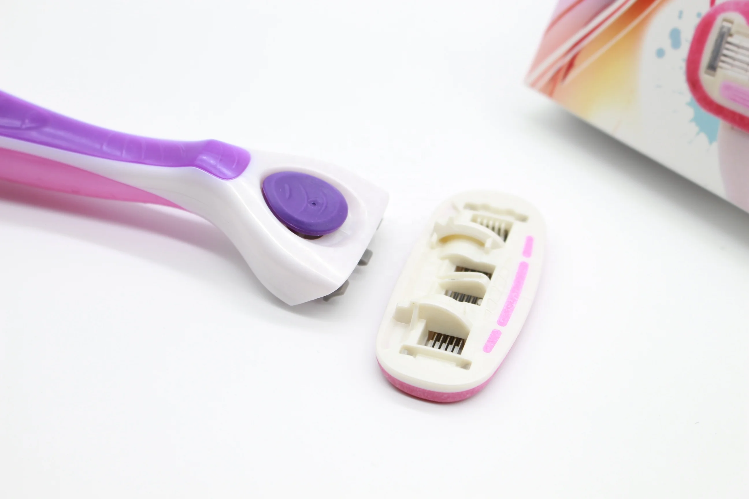 Halo5-  System Razor with Plastic and Rubber  Handle Pivoiting Head 5 Blades for Lady Shaving