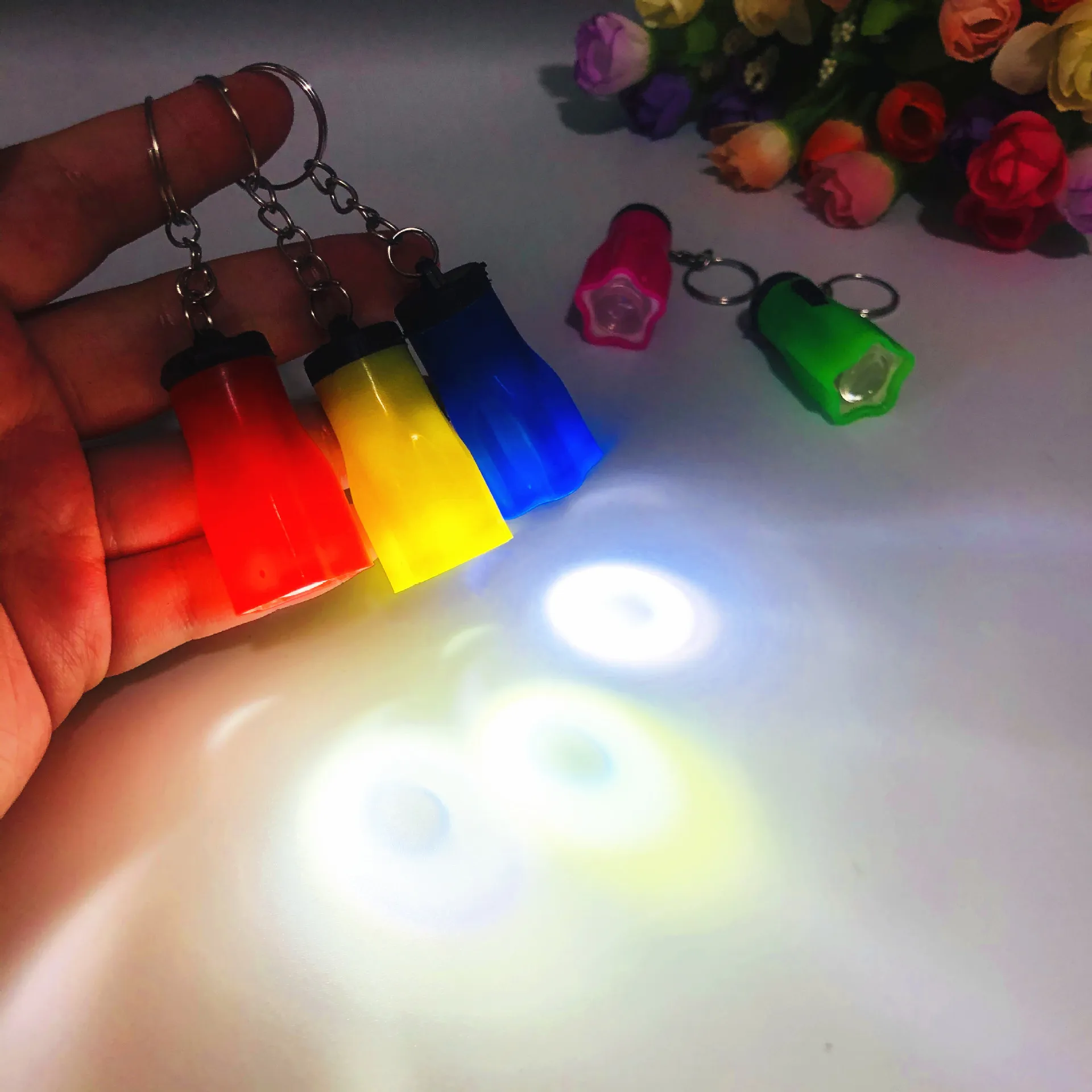 Оптовая продажа пластиковый фонарик яркий светодиодный брелок подарки детские светящиеся