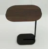Grana di legno marrone con staffa nera