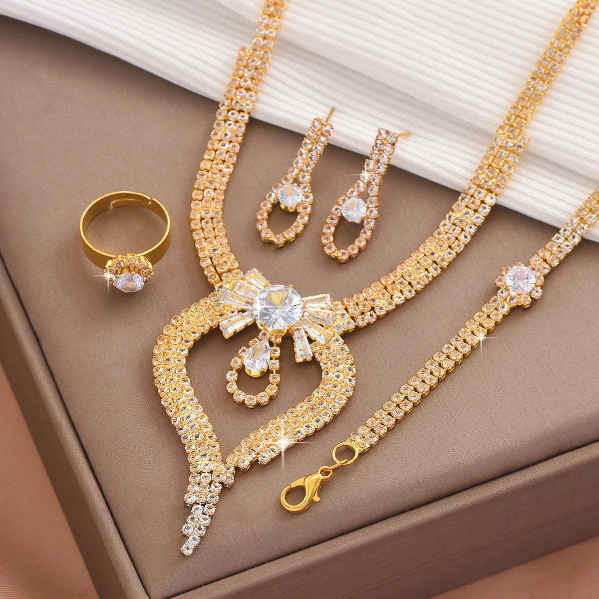 Elegant Bridal Jewelry Set with Rhinestones