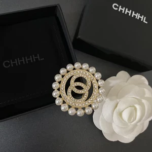 Designer Brand Letter Brooch New Style Simple Temperament Light Luxury Jacket Accessories Men's Women's Shirt Suit Zircon Gift