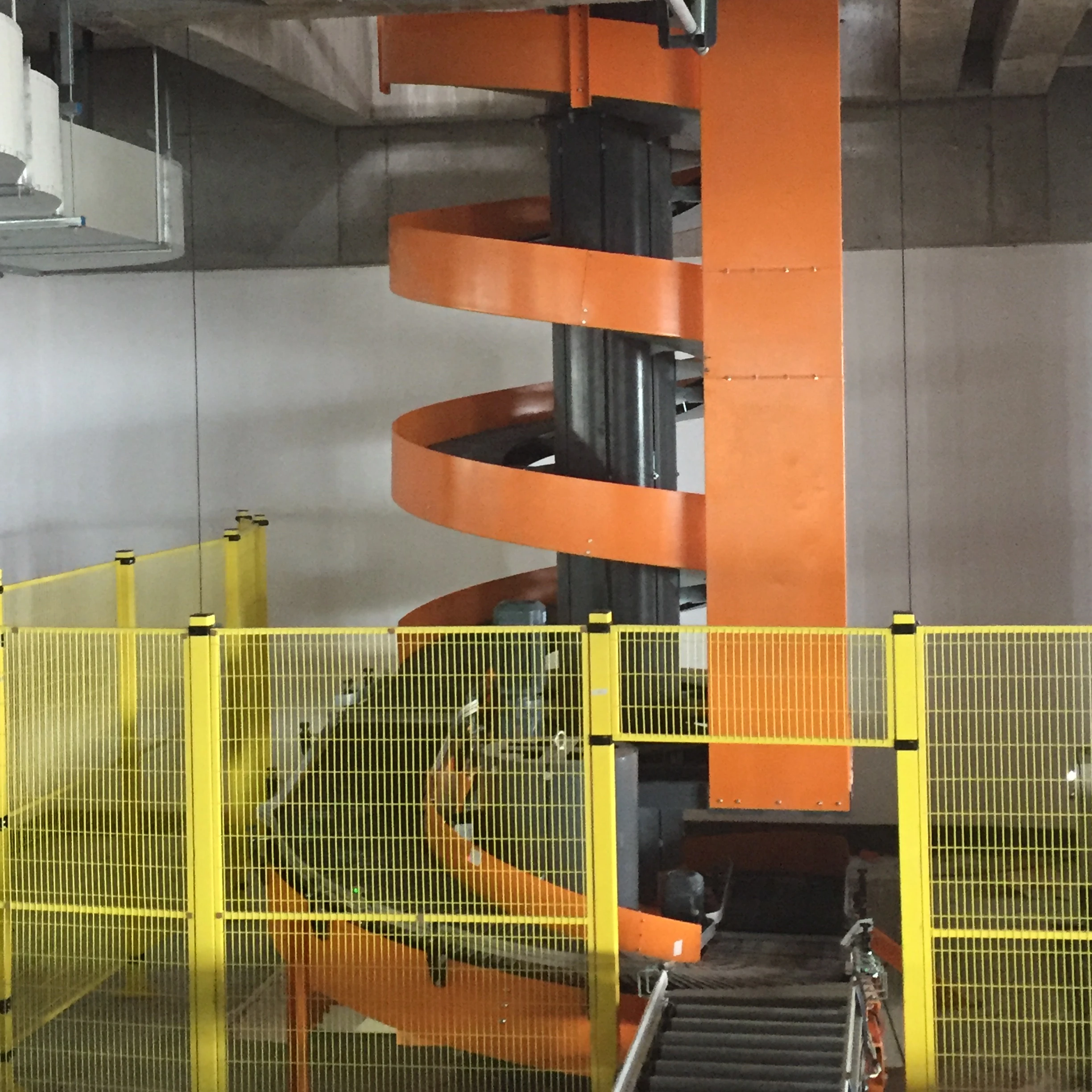 Несколько этажей запись спиральный конвейер между различными полами движение для товаров