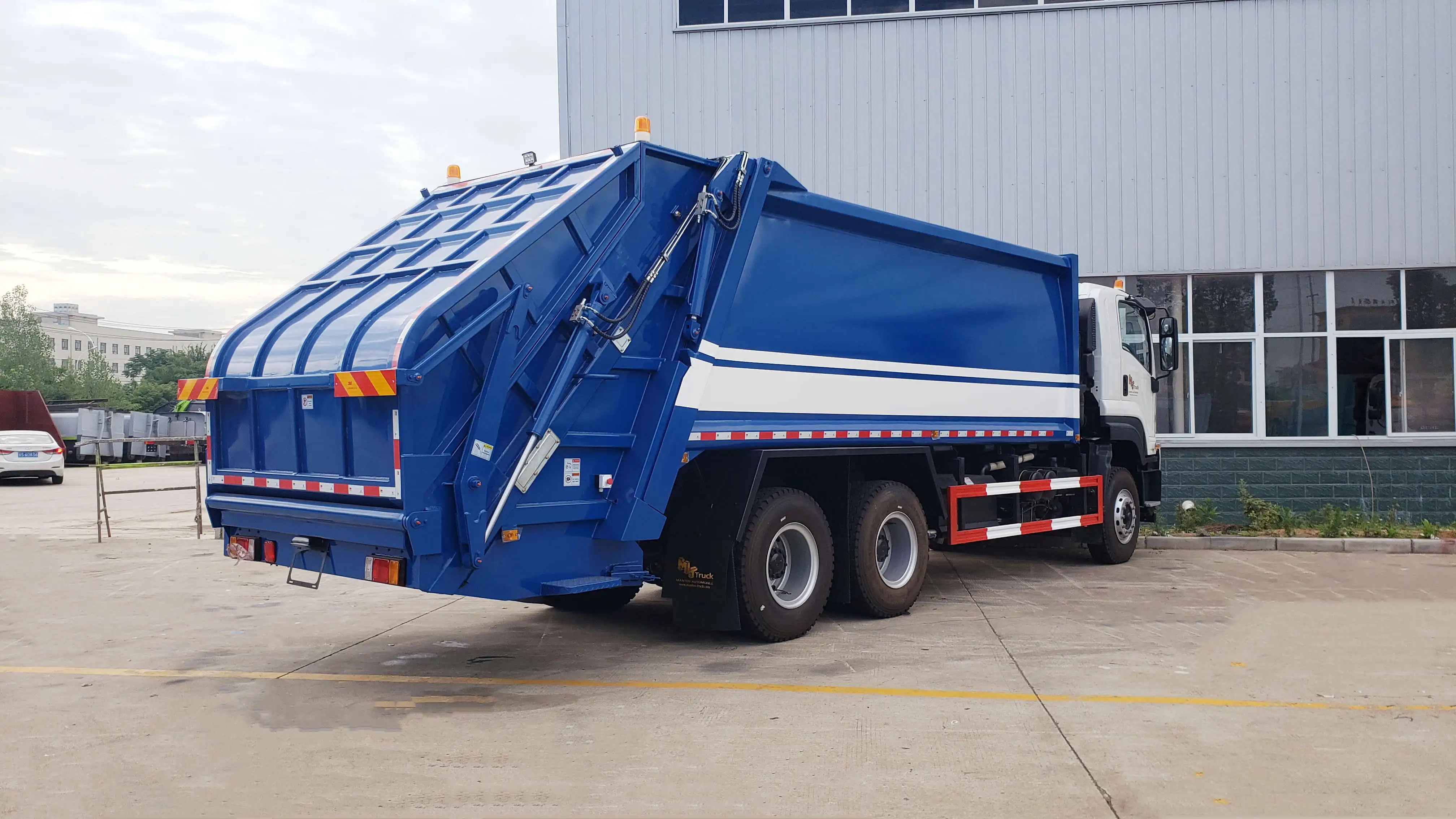 Sinotruk Howo Isuzu 6x4 Compress Garbage Truck 25cbm Rear Loading