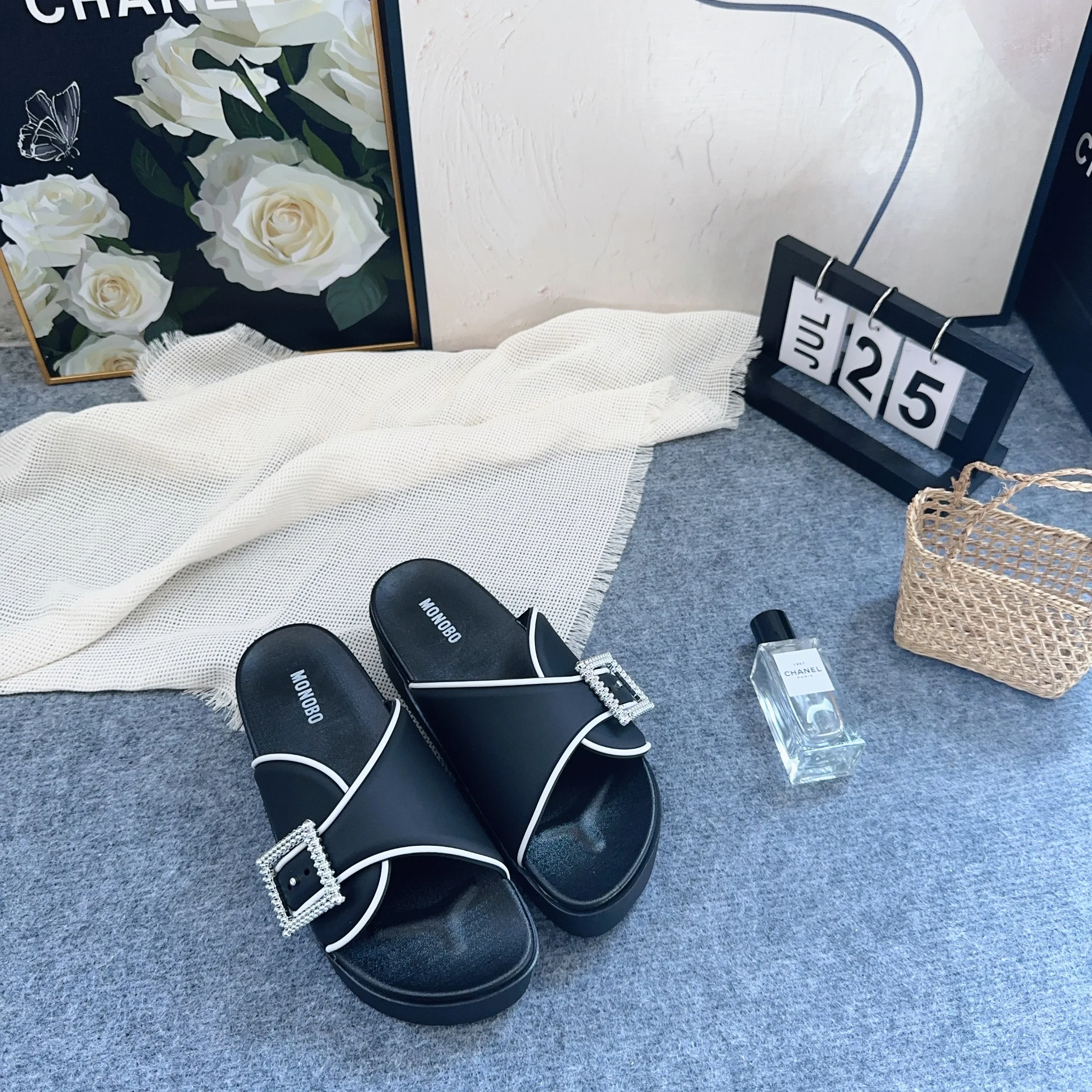 High Quality MONOBO Lace Single Button slippers Jelly Sandals slippers