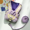 Correa pectoral morada.