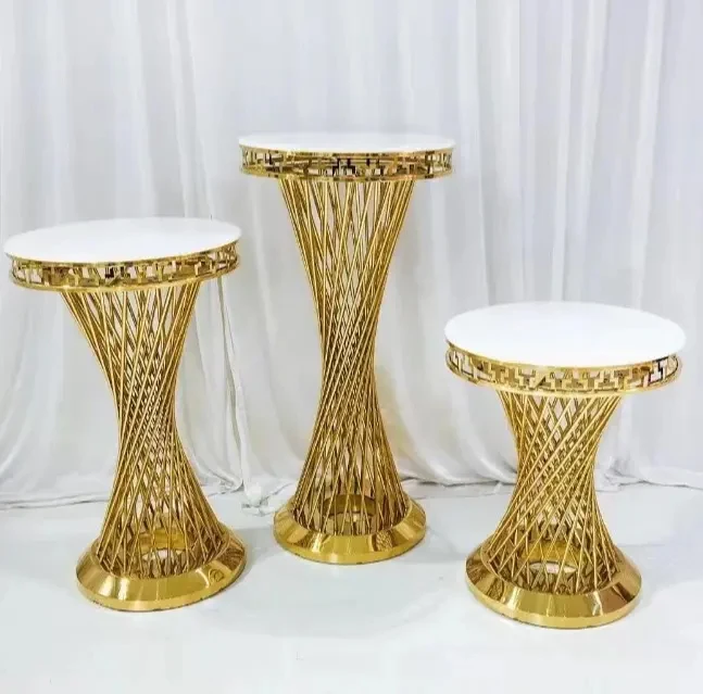 Uma mesa de banquetes para casamentos e eventos em bares, com estilo moderno e vintage de alto nível, feita de aço inoxidável e vidro