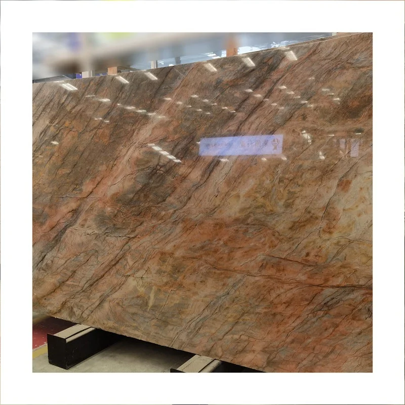 Dengiz perlasining eksotik sariq-olovli rangdagi granit toshi plitalari — mehmonxonaning halli uchun fon devor qoplamasi va panel dizayni