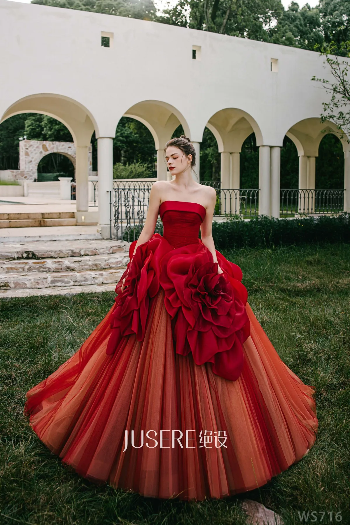 Latest Strapless Fitted Bodice Ball Gowns Evening Dresses Big 3D Flowers Gradient Red Prom Dresses