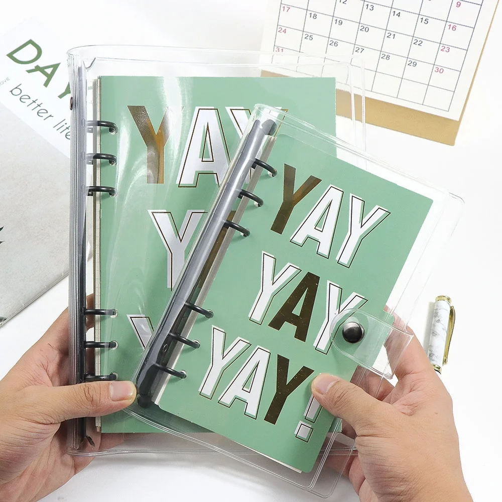 Raccoglitore A5 Trasparente Con Anelli - PVC Morbido E Chiusura A Bottone