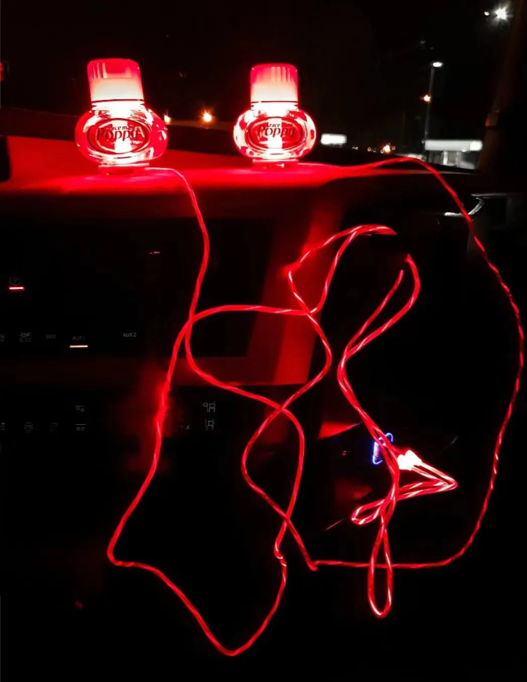 Poppy Grace Mate Disque à LED rouge, vert et bleu (prise allume-cigare) –  3M Sticky Pad pour camion et voiture : : Auto et moto