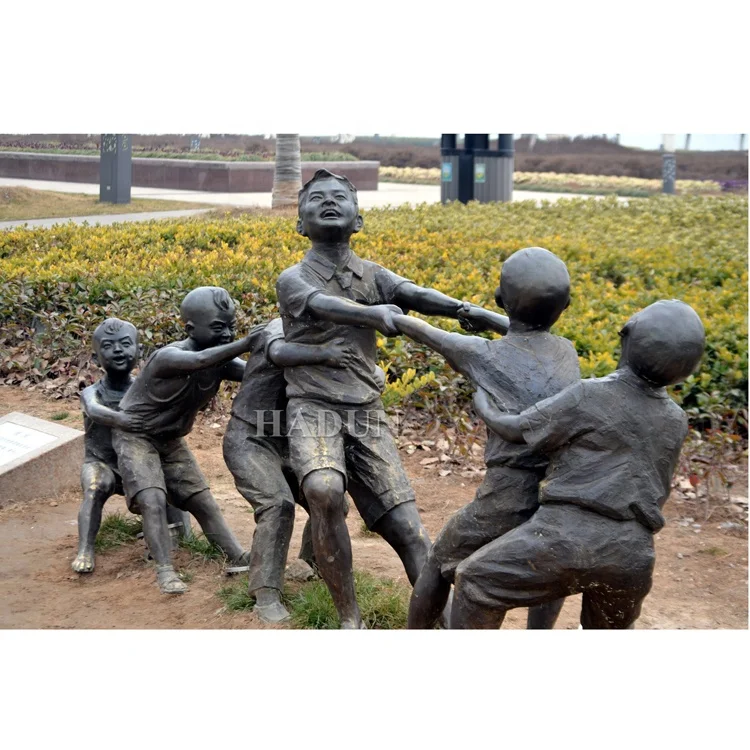 実物大の庭園装飾、金属製のブロンズ像、いくつかの子供たちが手を