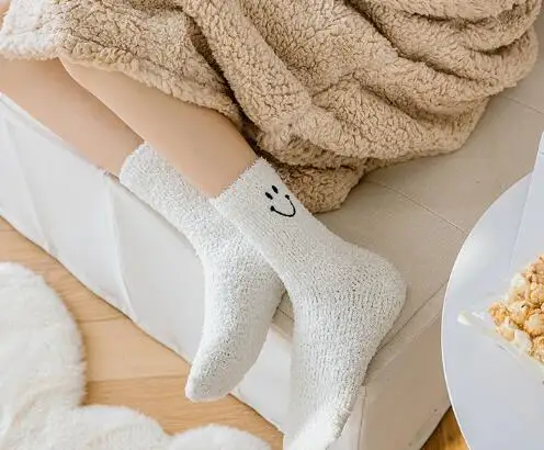 Теплые Мультяшные утепленные женские зимние носки-трубы с улыбающимся лицом комбинированные чулочно-носочные изделия для сна домашние уютные пушистые носки женщин