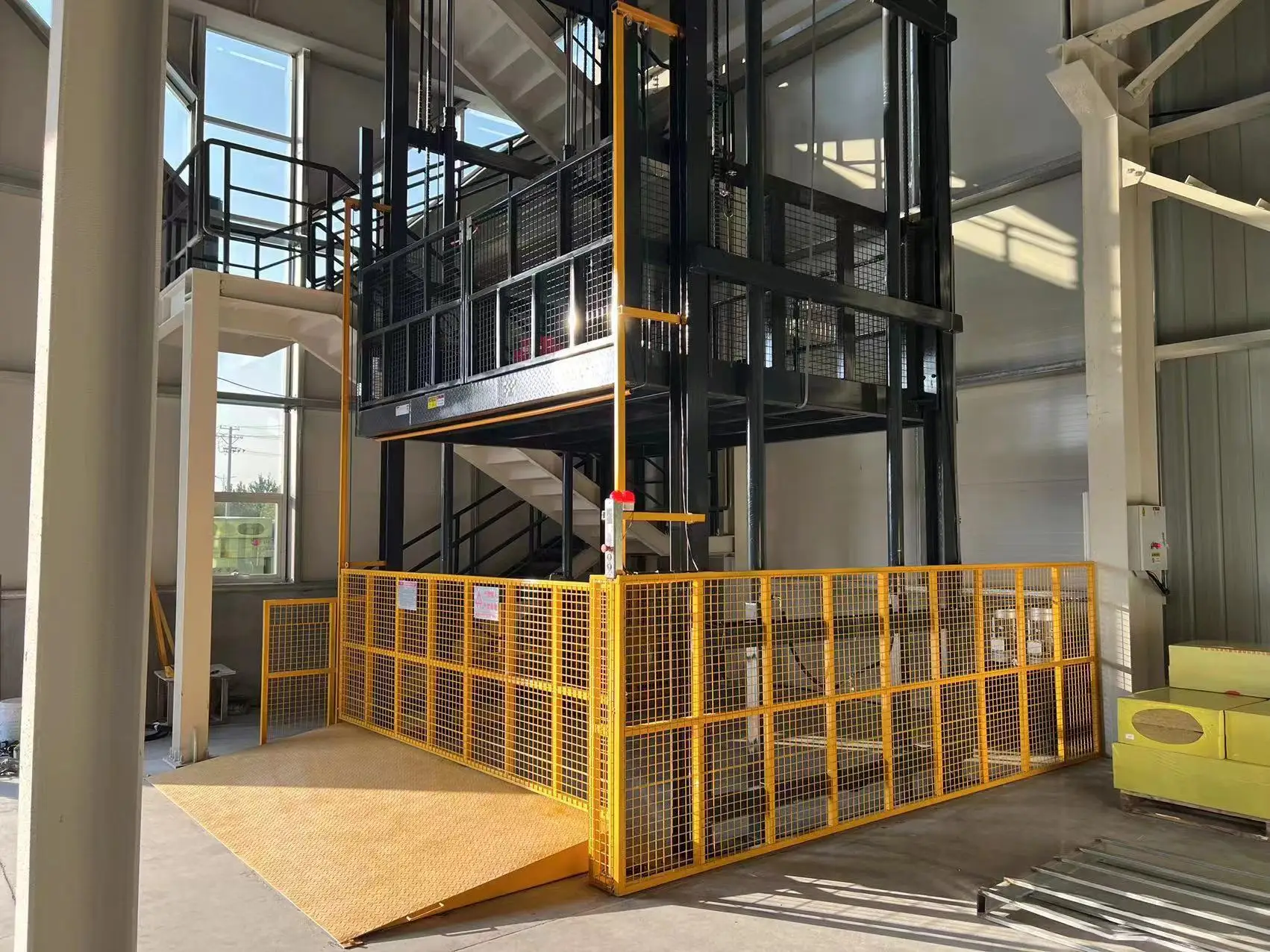 Hoisting  Elevator Lift Customized Height Hydraulic Chain Lift Heavy Objects Guide Rail Indoor Industrial Warehouse Cargo Lift