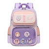 Mochila morada.