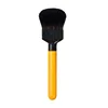 Pinceau de maquillage à poudre jaune