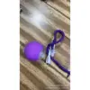 Morado con bola de cuerda.