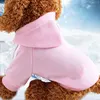Dos patas, un perro rosa.