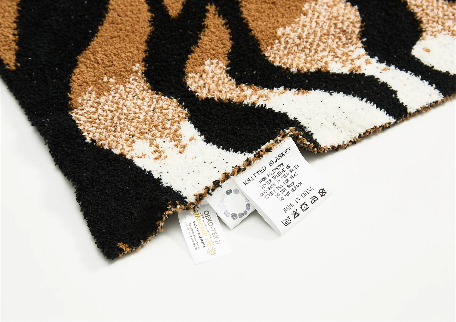 High Quality  Soft Warm 100% Polyester Leopard Print Knitted Throw Blanket For Home Decoration And Travel YPT supplier