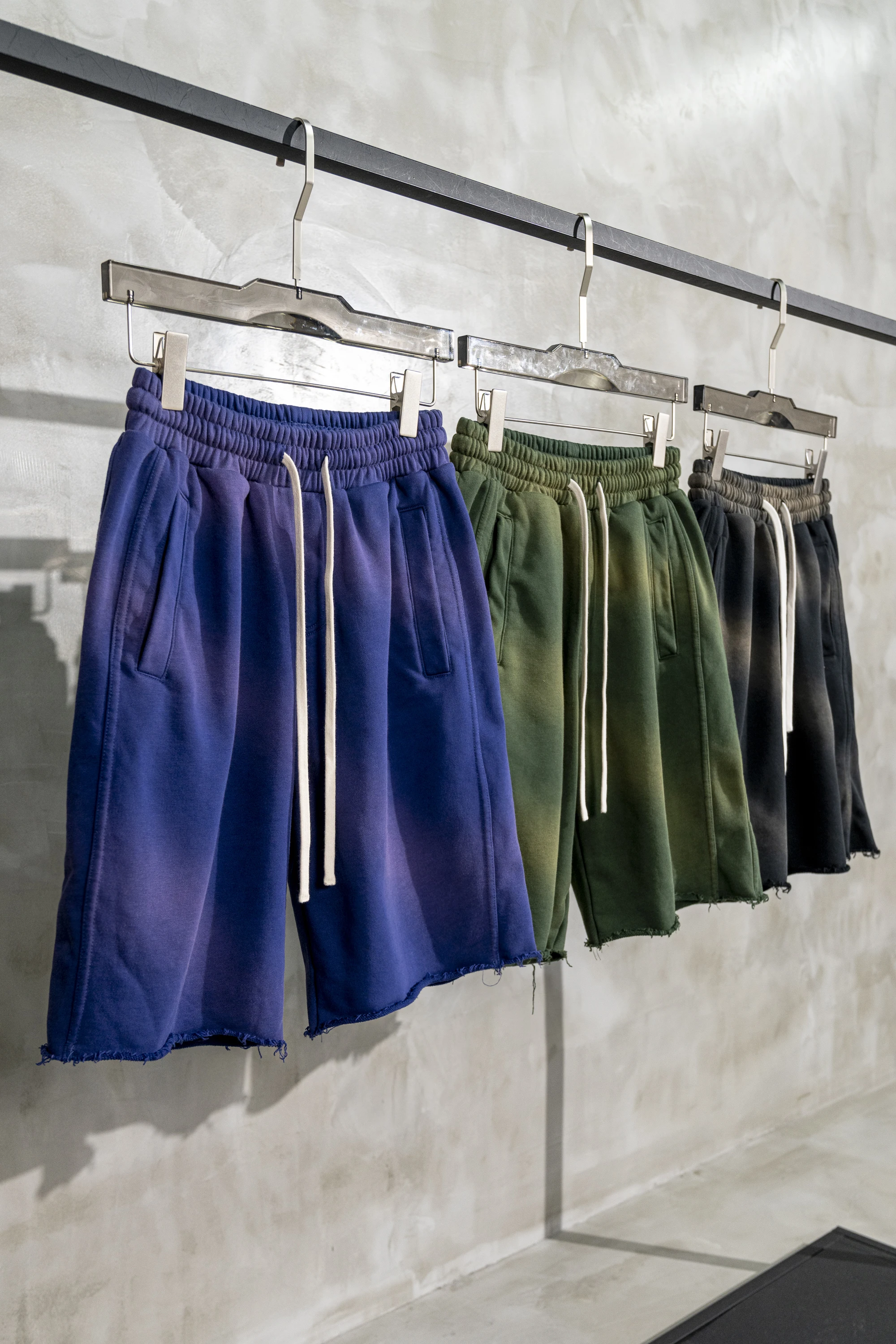 Benutzerdefinierte Herren Vintage Sonnenfärbung verblassen Sweat Baumwollshorts Distressed Cut Edge Puffdruck Herren Sommer Acid Wash Shorts365_voghion.com