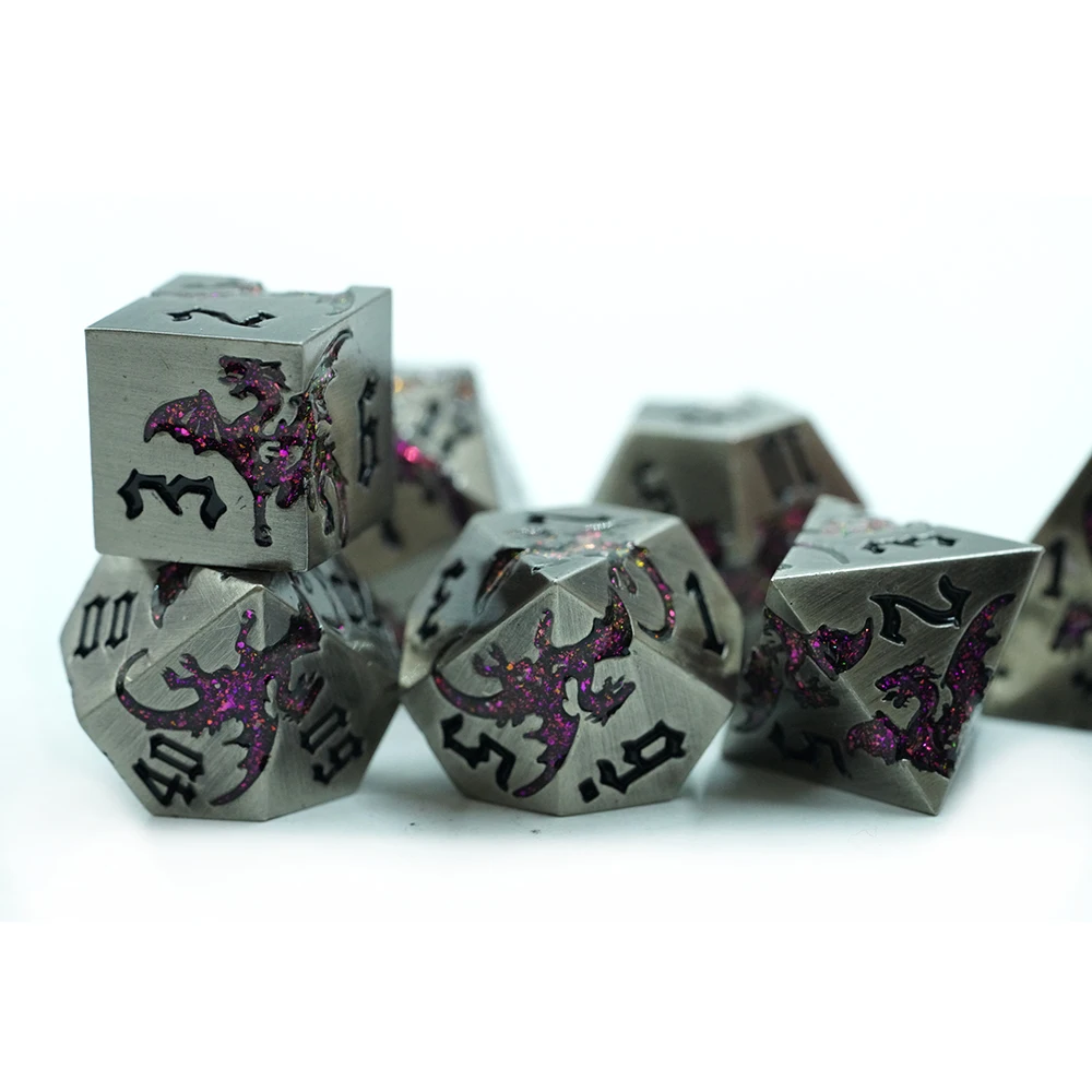 Conjunt de daus de metall polièdrics RPG amb amatista i mica amb disseny de drac per a Dungeons and Dragons