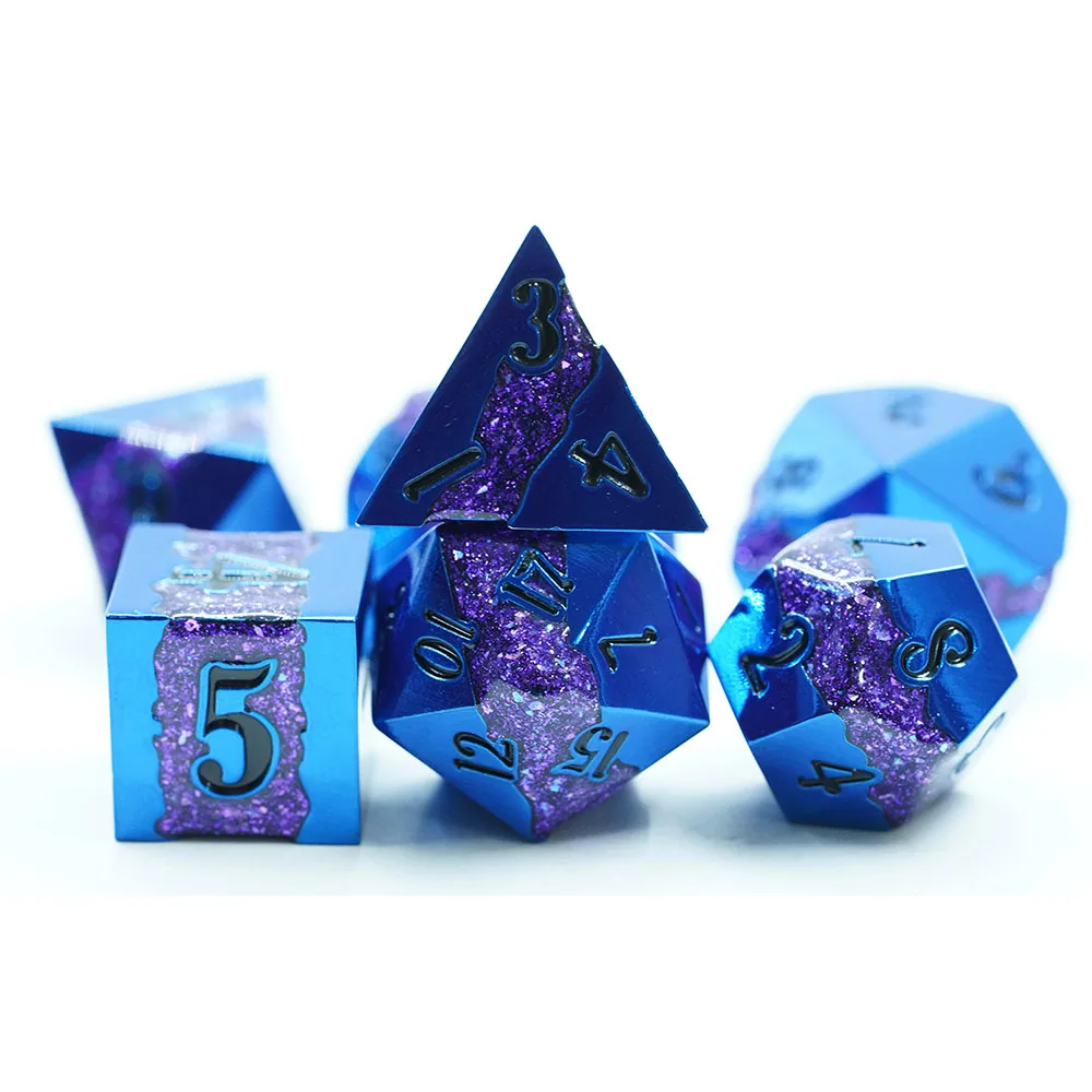 Conxunto personalizado de 7 dados poliédricos Yushun para xogo DND RPG, púrpura mica con liña simple metálica azul para xogadores