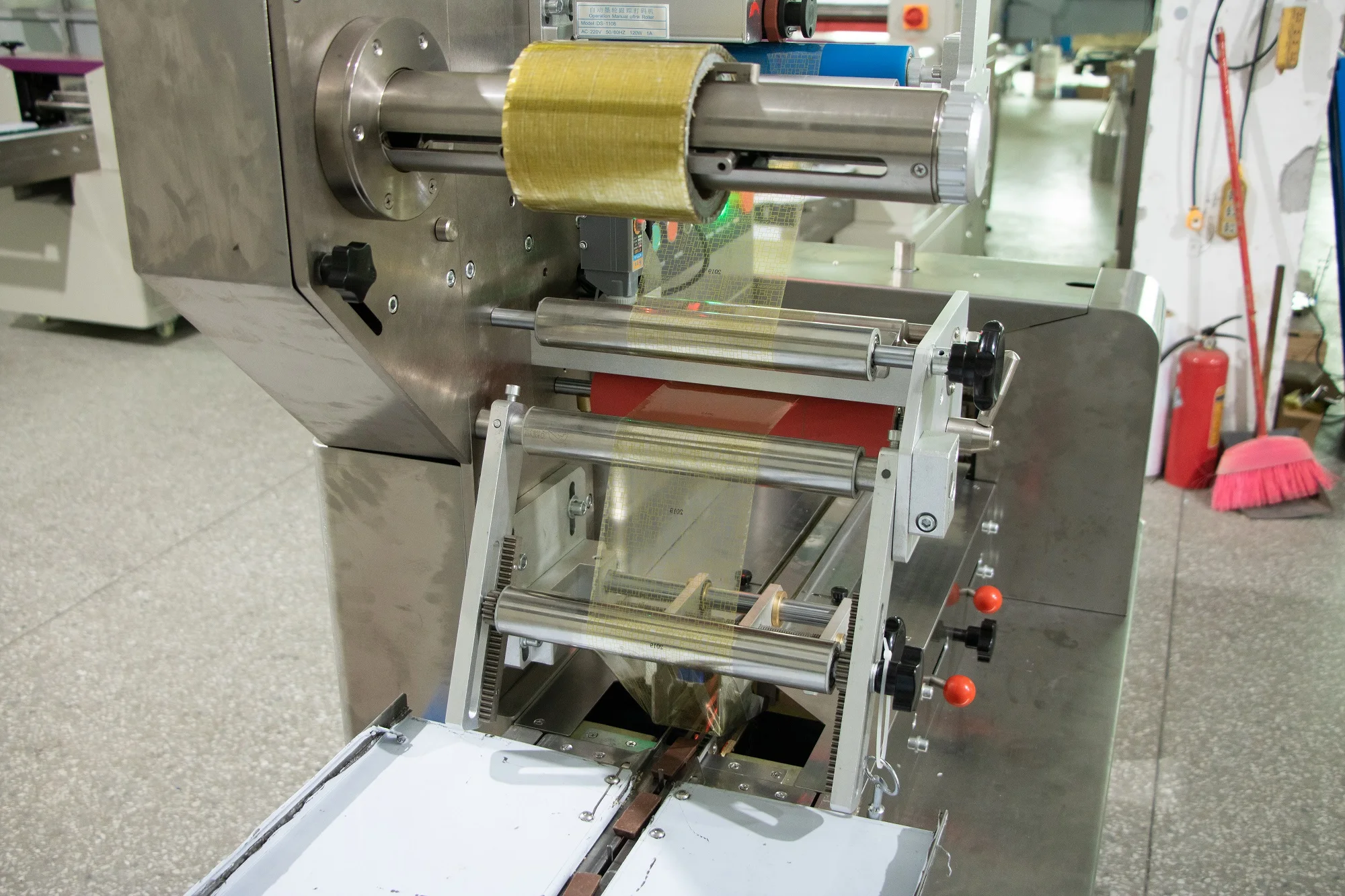 Small Chocolate Wrapping Machine Automatic Chocolate Fold Packing Machine