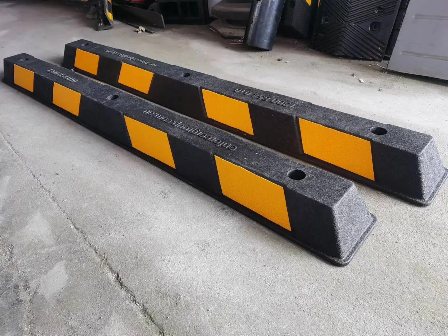 OEM Australian Standard Durable Rubber Parking Curbs Truck Car Stopper Wheel Block Stop for Parking supplier